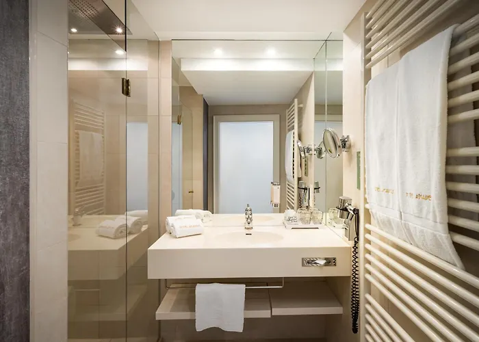 Elaya Center, Trademark By Wyndham מלון 4*